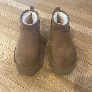 Never Worn UGG Classic Ultra Mini Platform Boot (women’s) 7M, Chestnut